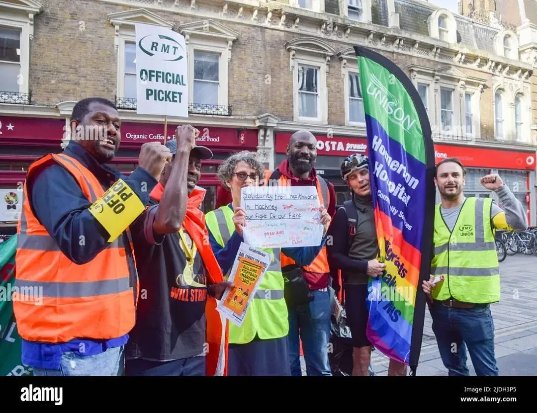 ▎2022年6月21日，RMT（铁路、海事和运输工人）公会在英国利物浦街车站外举行抗议活动，以抗议不满意的薪酬、政府政策和工作条件。图源：Alamy