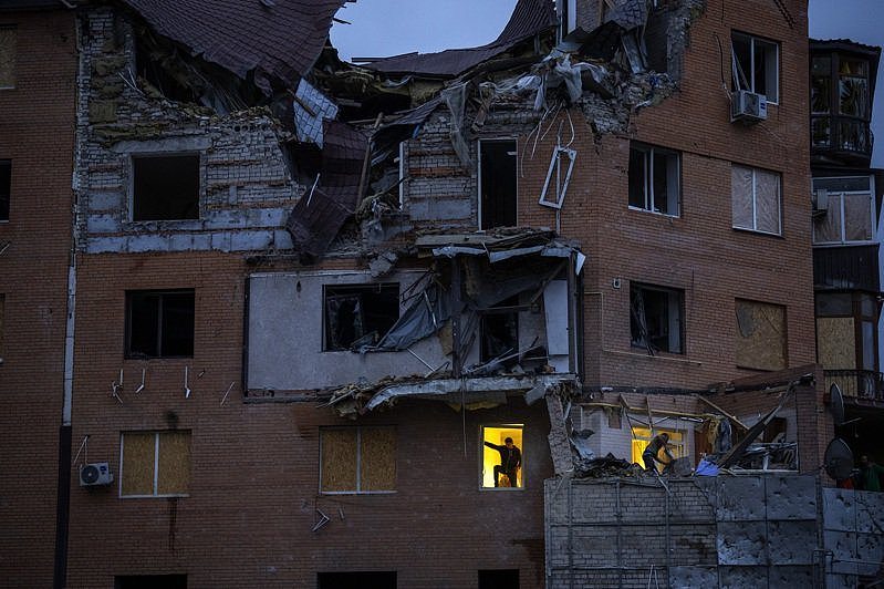 乌克兰民宅被俄罗斯炸弹炮轰，民众冒险回家查看家园。 美联社
