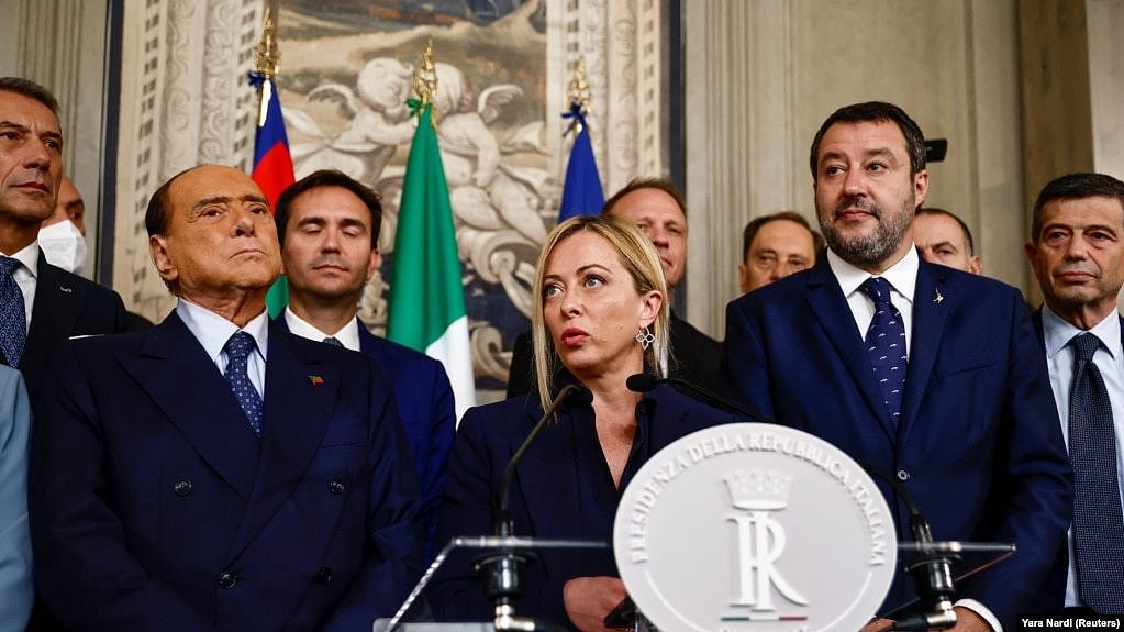 乔治娅·梅洛尼(Giorgia Meloni) (中）领导的意大利兄弟党（Brothers of Italy party）、意大利论坛党（Forza Italia）领袖（Silvio Berlusconi）和马蒂奥·萨尔维尼（Matteo Salvini）领导的的联盟(the League)组成的右翼联盟赢得意大利选举的胜利并组成新政府。梅洛尼10月22日宣誓就任，成为意大利史上首位女总理。
