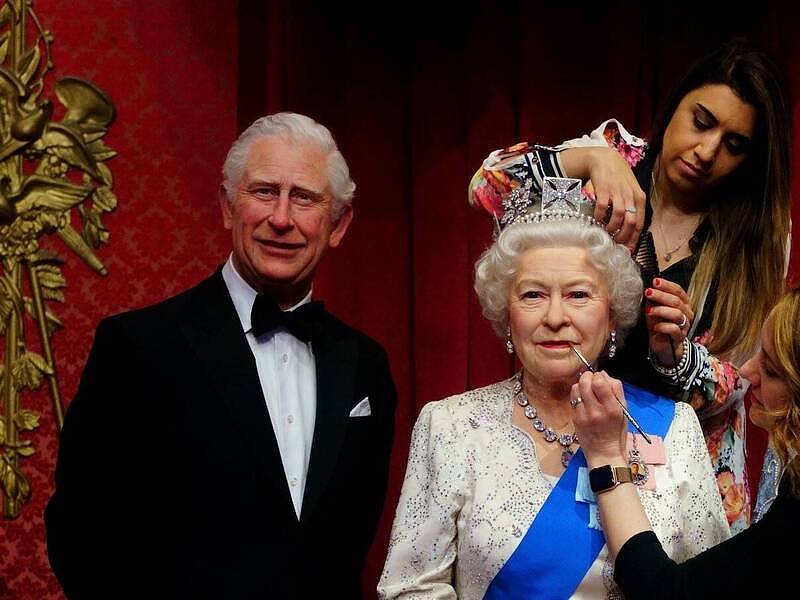 倫敦杜莎夫人蠟像館（Madame Tussauds）的英國國王查爾斯三世蠟像栩栩如生，但今天被環保人士朝臉上砸蛋糕；右為已故英國女王伊莉莎白二世蠟像。（美聯社資料照）