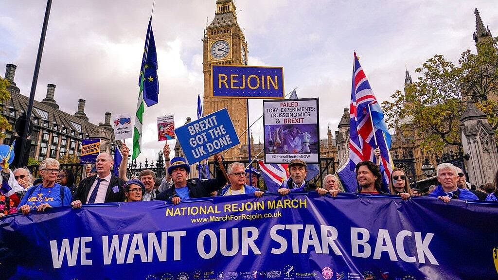英國數千人上街請願　要求重返歐盟　奧地利數百人示威高呼脫歐
