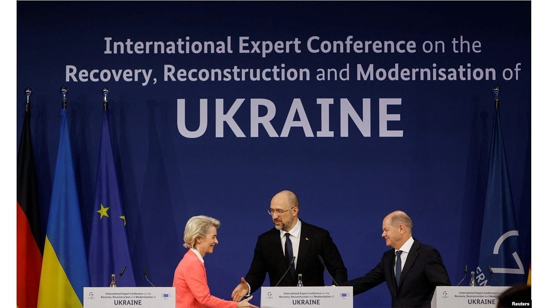 德国总理奥拉夫·朔尔茨、乌克兰总理丹尼斯·什米哈尔和欧盟委员会主席乌尔苏拉·冯德莱恩在柏林举行的乌克兰重建会议后参加新闻发布会。(2022年10月25日)