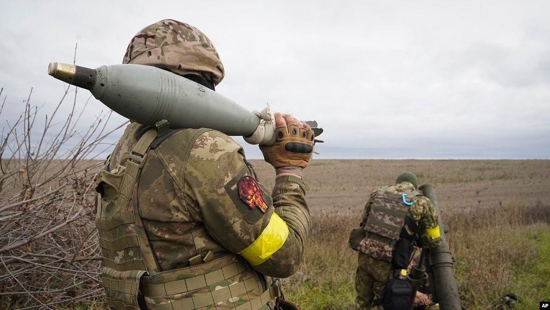 乌克兰国民警卫队的军人在哈尔科夫附近准备向俄军阵地发射迫击炮弹。(2022年10月25日)
