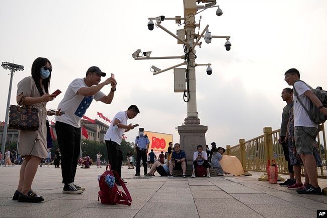 资料照：北京天安门广场上的游人与监控摄像头。（2021年7月15日）