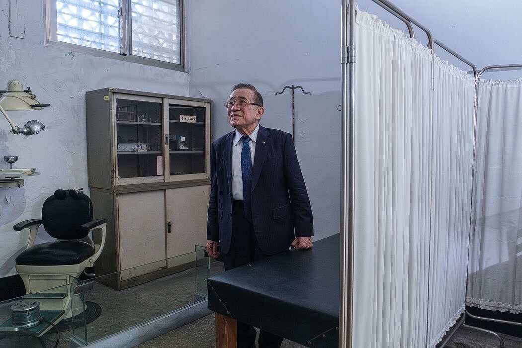 陈中统医师站在白色恐怖景美纪念园区的医务室里，他在被关押期间曾在医务室工作。