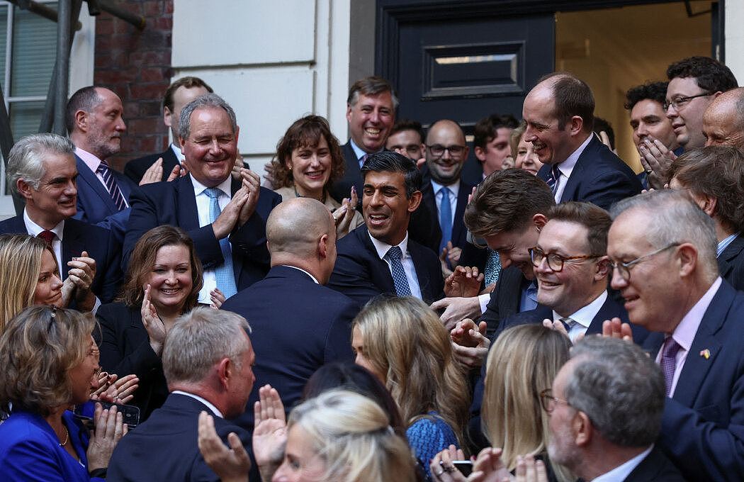 周一，里希·苏纳克（中）在伦敦保守党总部外。