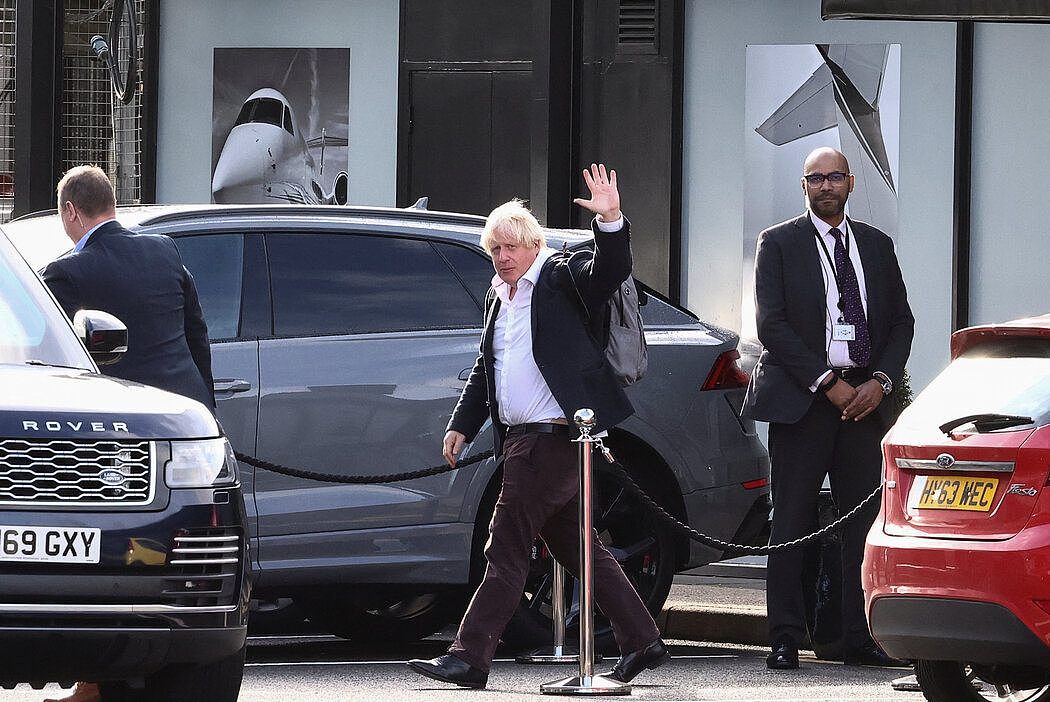 前首相鲍里斯·约翰逊周六从加勒比海乘飞机抵达盖特威克机场。