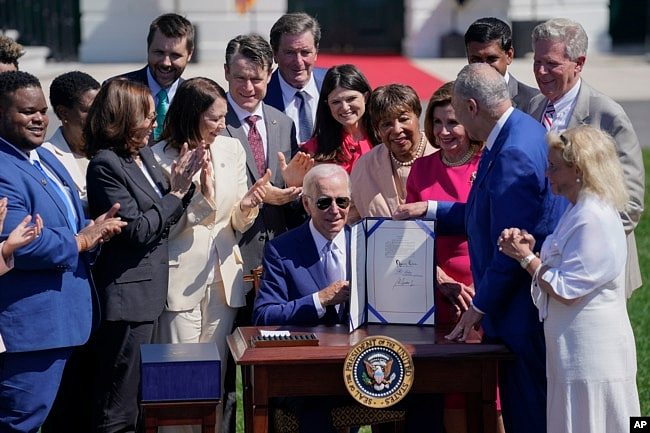 2022年8月9日，拜登总统在白宫南草坪将《2022年芯片和科学法》签署成法律。（美联社）
