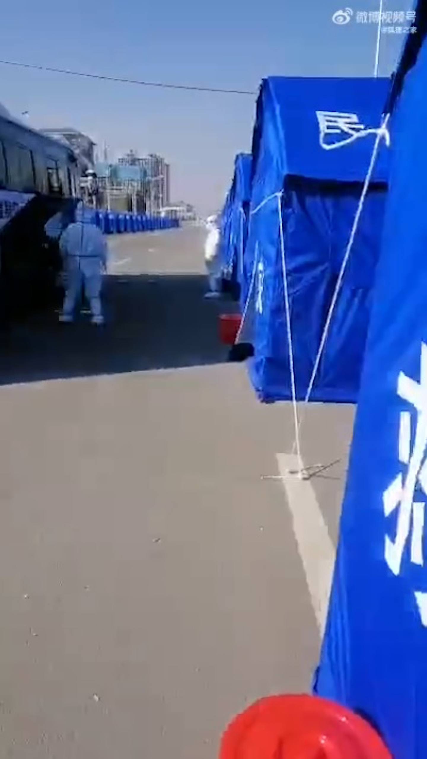 整条车路放置了大批帐篷。 （影片截图）