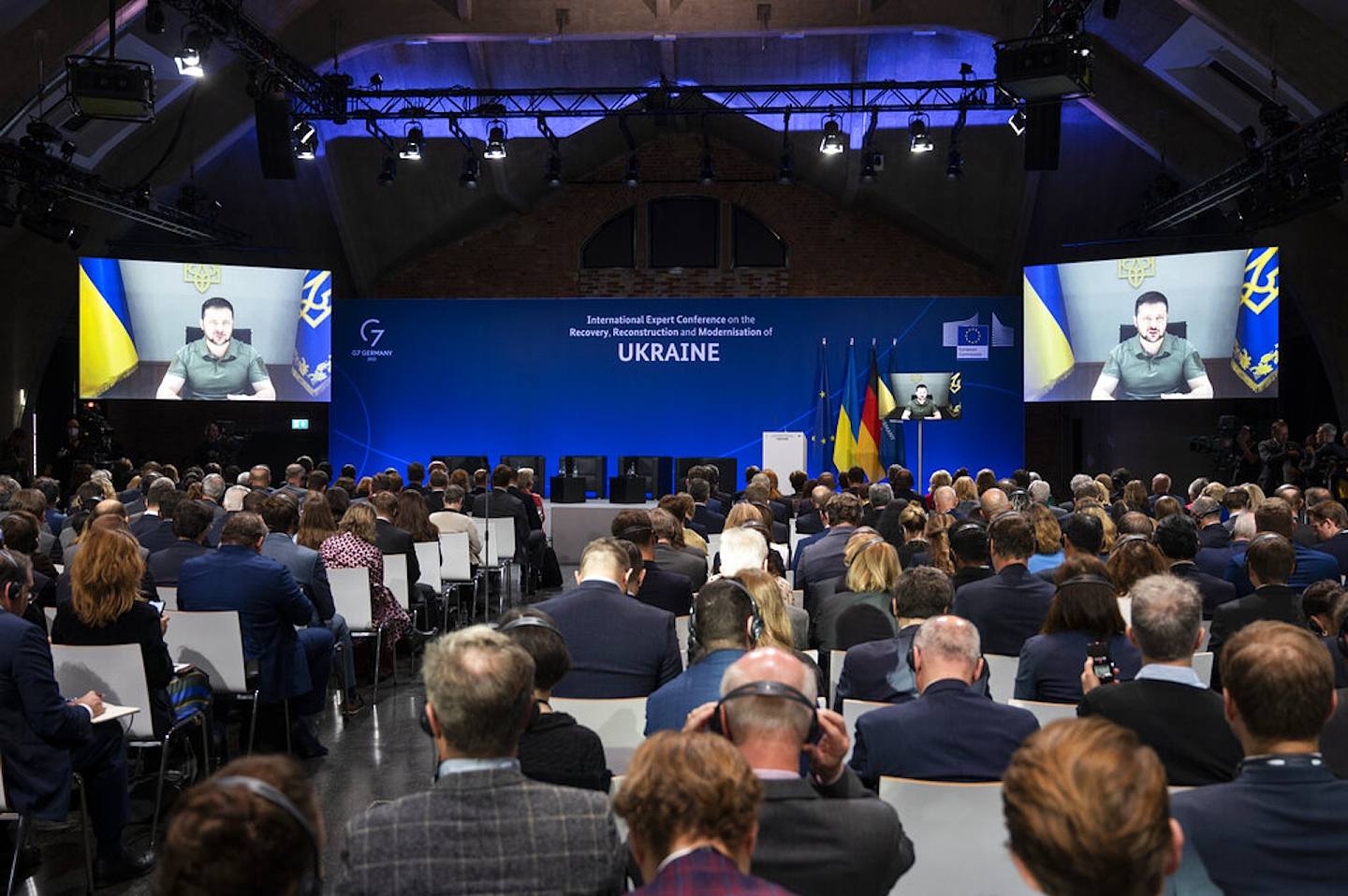 图为10月25日，乌克兰总统泽连斯基透过视像，在德国举行的重建乌克兰的会议上发言。 （AP）