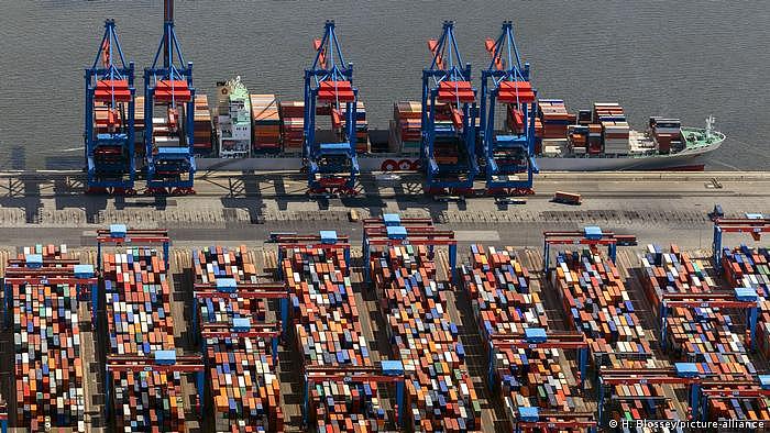 图为汉堡港的“福地”（Tollerort）集装箱码头