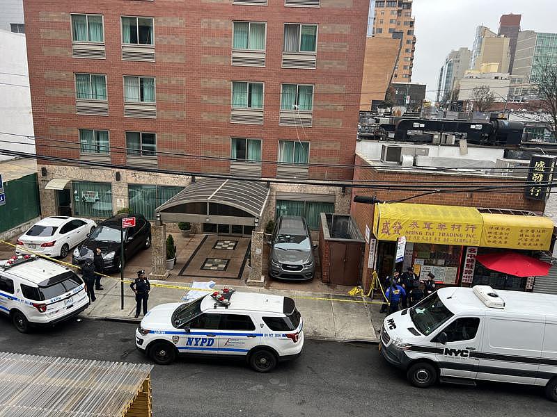 纽约法拉盛26日早有一名35岁华女跳楼身亡，警方在现场调查。(记者郑怡嫣/摄影)