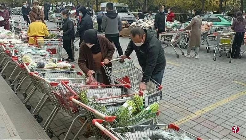 西宁陷入疫情封控，官方为了解决买菜难、买菜贵问题，新增四个临时食物批发市场，开展区域内供应保障工作。（“西宁晚报”微信公号）