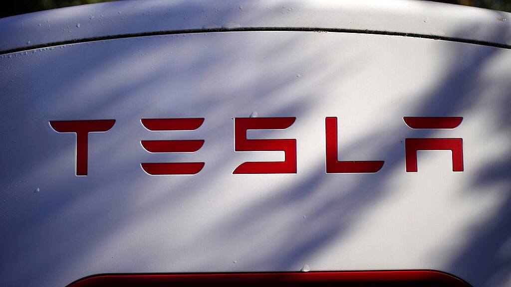 Tesla稱自動駕駛「比人類更好」涉誤導　美國司法部展開調查