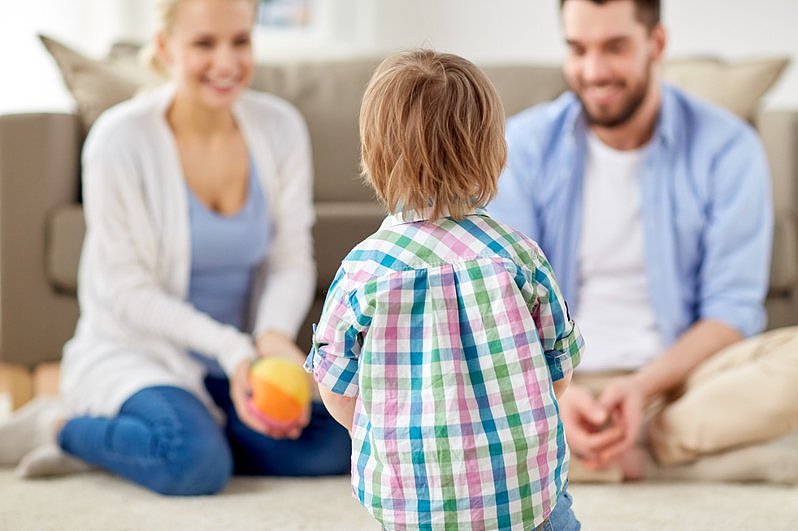 美國研究發現，養育兒子的父母認知能力退化得比養育女兒的父母要快。示意圖／ingimage
