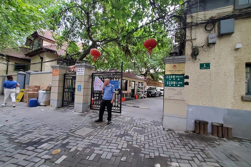 上海一个封空的小区门口站着一个保安