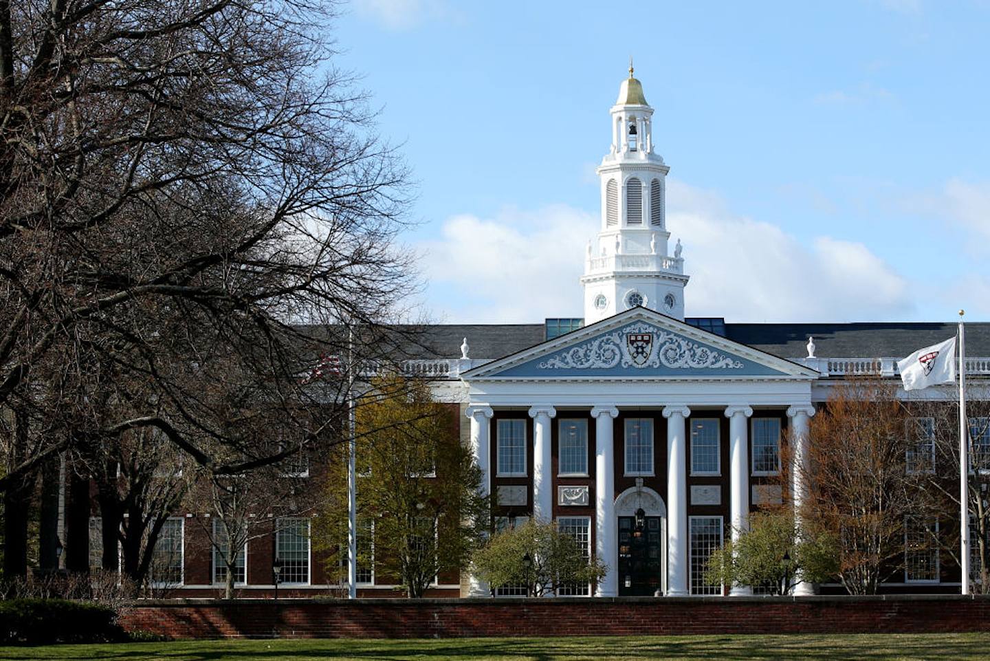 图为2020年4月，美国哈佛大学校园一景。 哈佛大学是全球排行最高的学府之一。 （Getty）