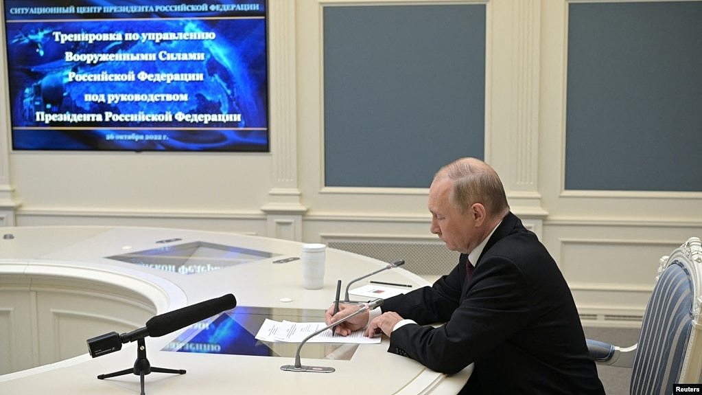 俄罗斯总统普京在莫斯科通过视频连线观察俄罗斯战略核武器部队的演习。(2022年10月26日)