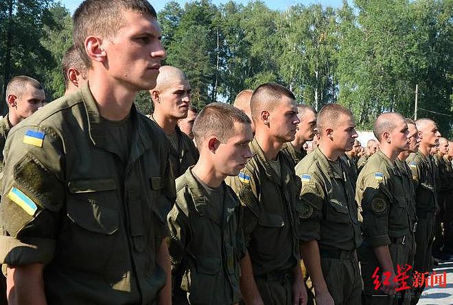 损失高达40万人 乌克兰启动新一轮增兵：带朋友参军可获20000格里夫纳（组图) - 1