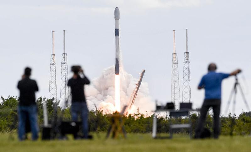 圖為SpaceX獵鷹九號運載54顆星鏈衛星升空。(美聯社)