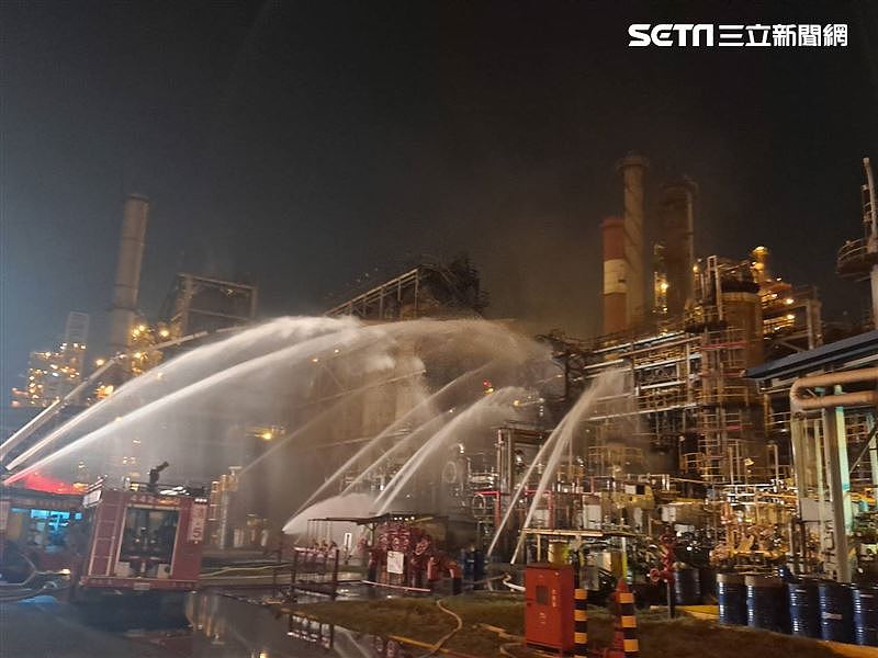 中油大林煉油廠發生火警，居民聽到爆炸聲響夜不成眠。（圖／翻攝畫面）