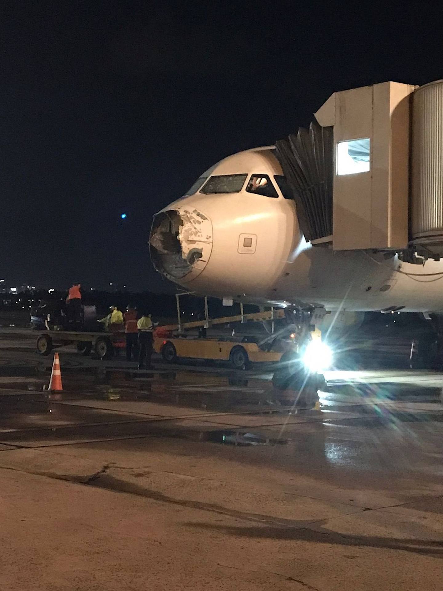 智利南美航空（LATAM Airlines）一架空巴A320客機，日前從首都聖地牙哥起飛後，在飛行途中遭遇亂流與劇烈變化的天候狀況，造成機鼻等多處嚴重受損，被迫緊急迫降巴拉圭其他城市。（Twitter@aviknowledge）