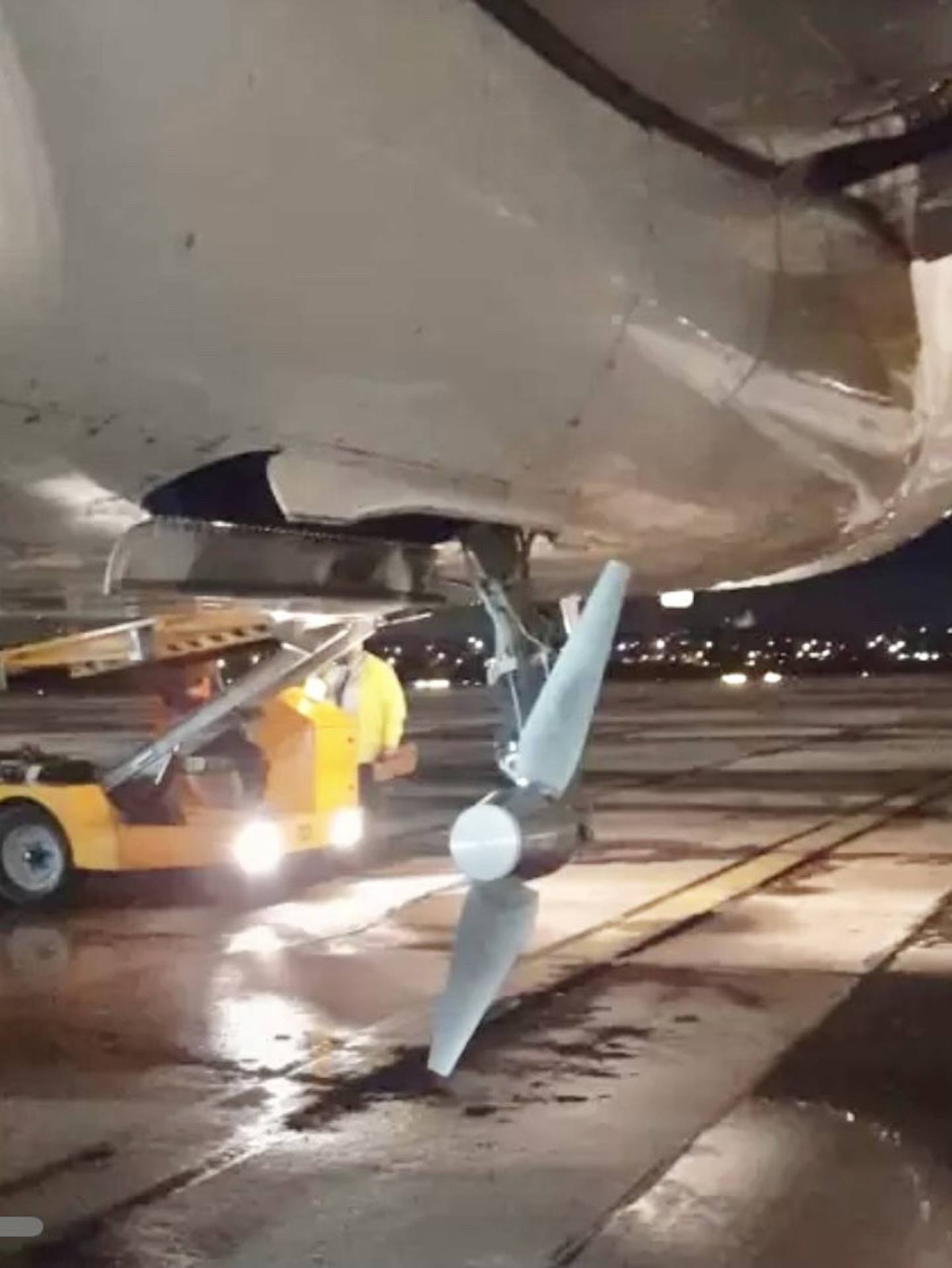 智利南美航空（LATAM Airlines）一架空巴A320客機，日前從首都聖地牙哥起飛後，在飛行途中遭遇亂流與劇烈變化的天候狀況，造成機鼻等多處嚴重受損，被迫緊急迫降巴拉圭其他城市。（Twitter@RR072）