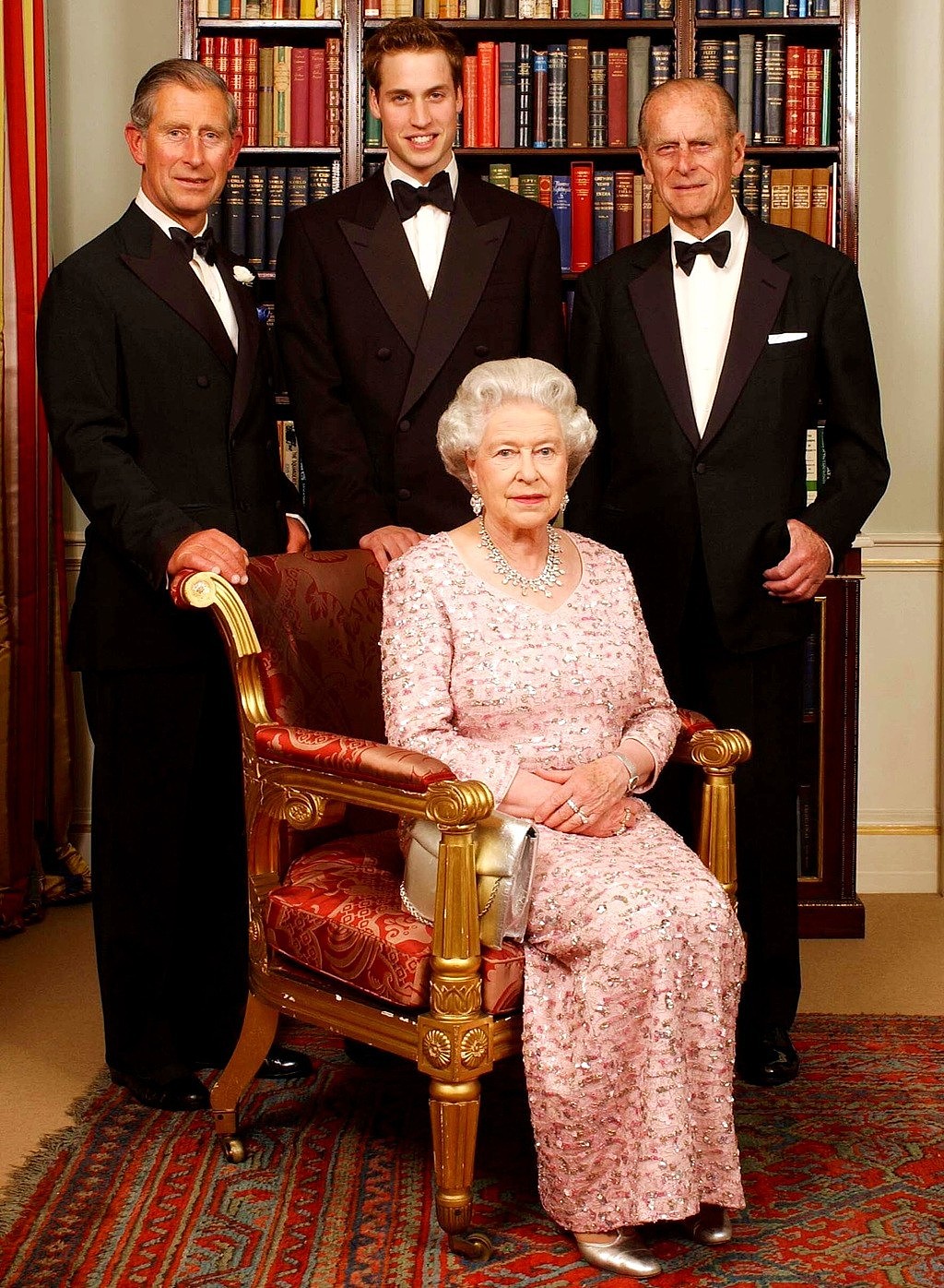 圖為2003年伊麗莎白二世（Queen Elizabeth II）與菲立普親王、查爾斯、威廉的合影。（資料照／TPG、達志影像）