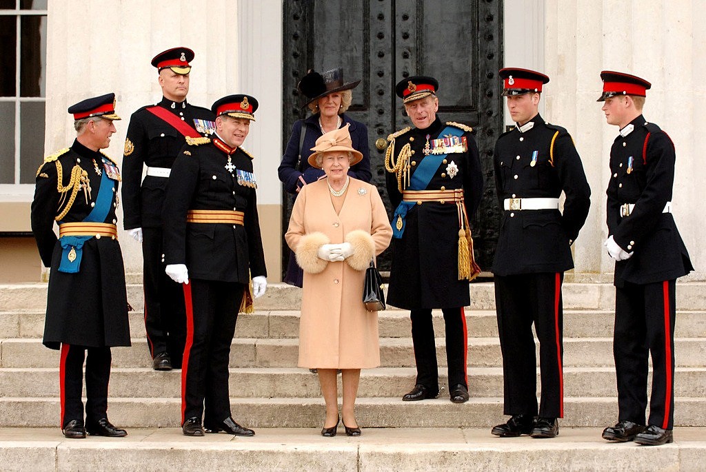 圖為2006年4月伊麗莎白二世（Queen Elizabeth II）與菲立普親王、查爾斯、威廉、卡蜜拉等在桑德赫斯特皇家軍事學院（Sandhurst Military Academy）的合影。（資料照／TPG、達志影像）