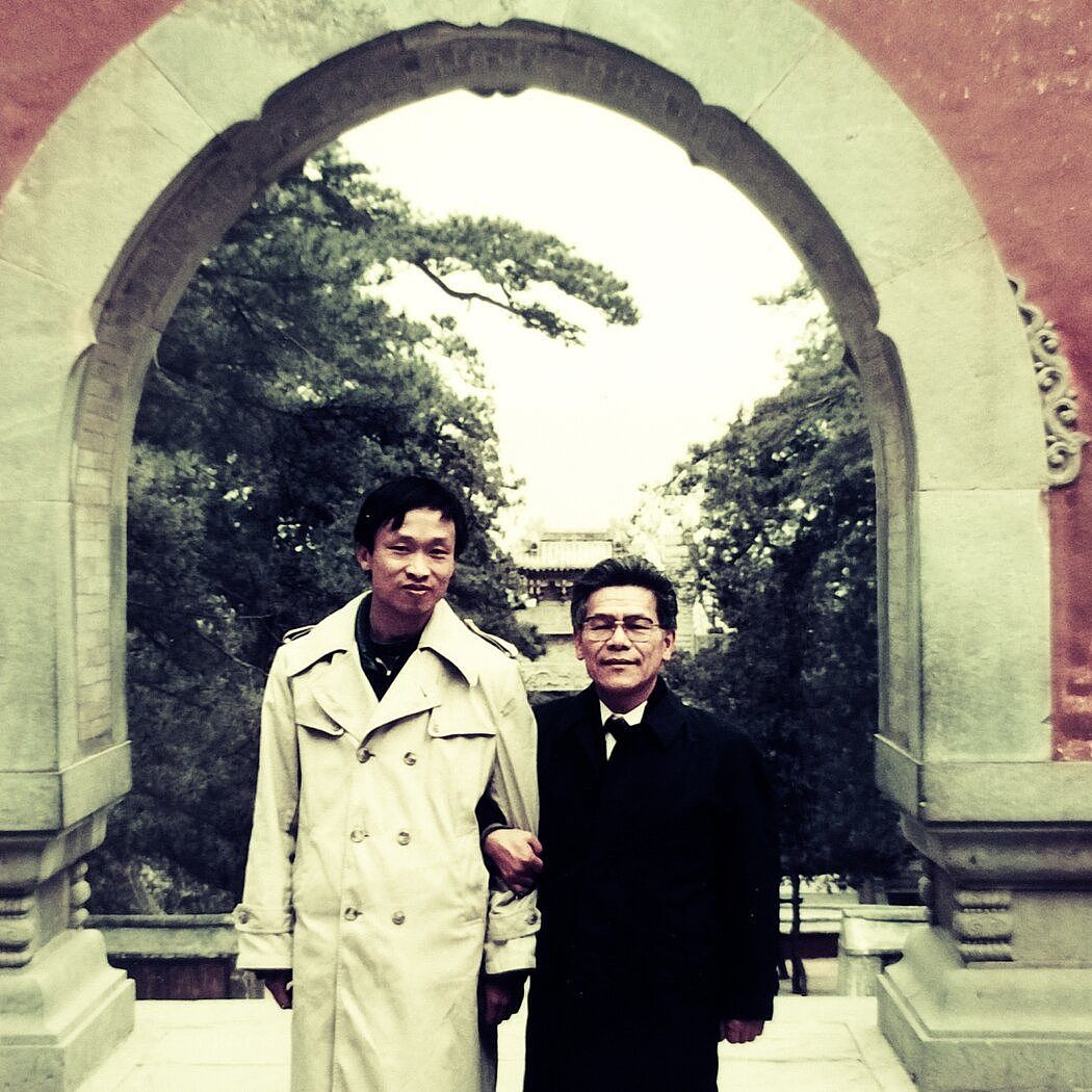 王小东（左）于1980年代在日本获得工程学硕士学位，与他的导师黑泽一清合照。