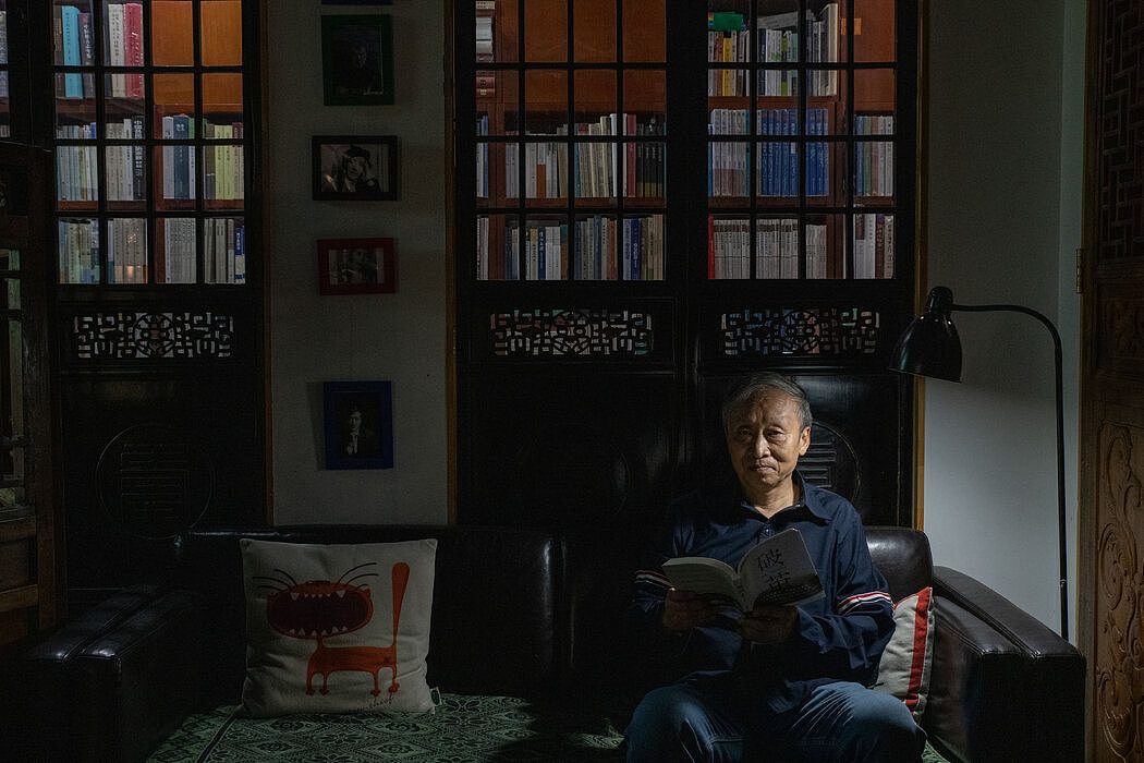 9月，王小东在北京的一个书店里。