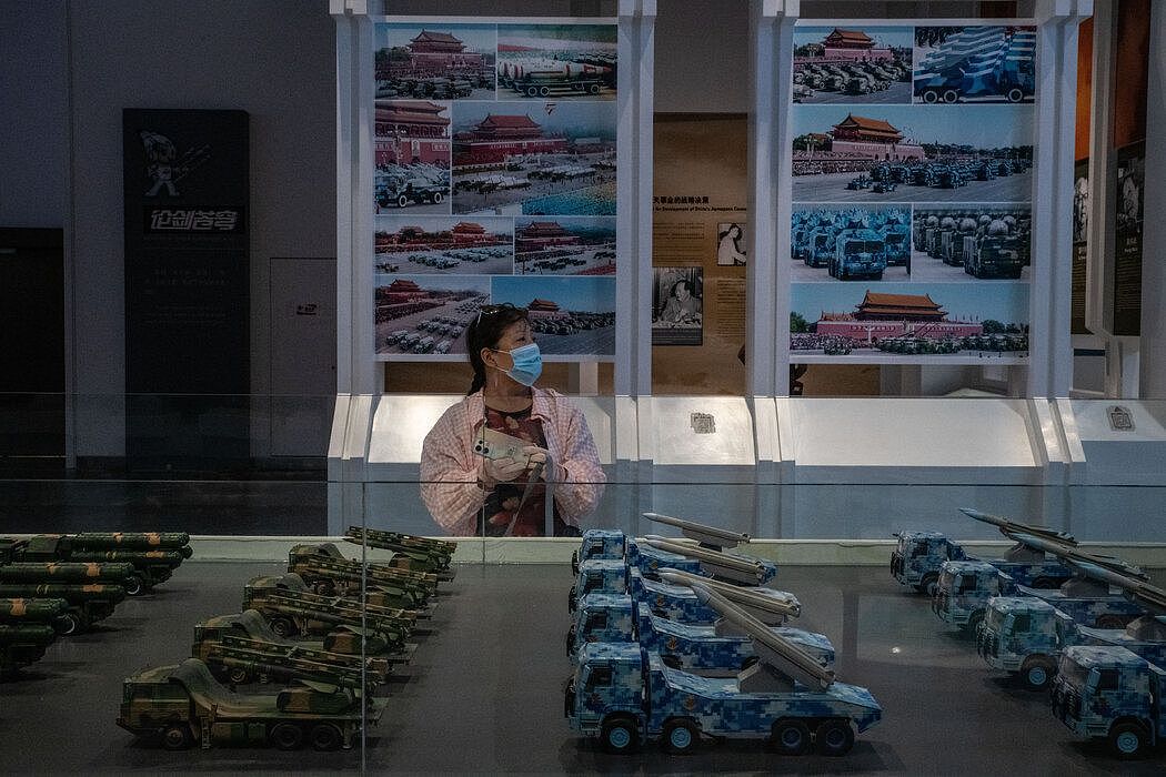 9月，北京军事博物馆的参观者。王小东发表文章呼吁中国加强军队建设。