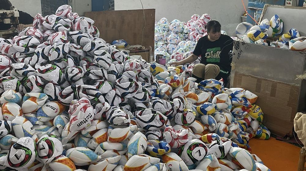 浙江义乌商家吴晓明的工厂陆续接到多笔海外订单，光是足球出口达到100万个。