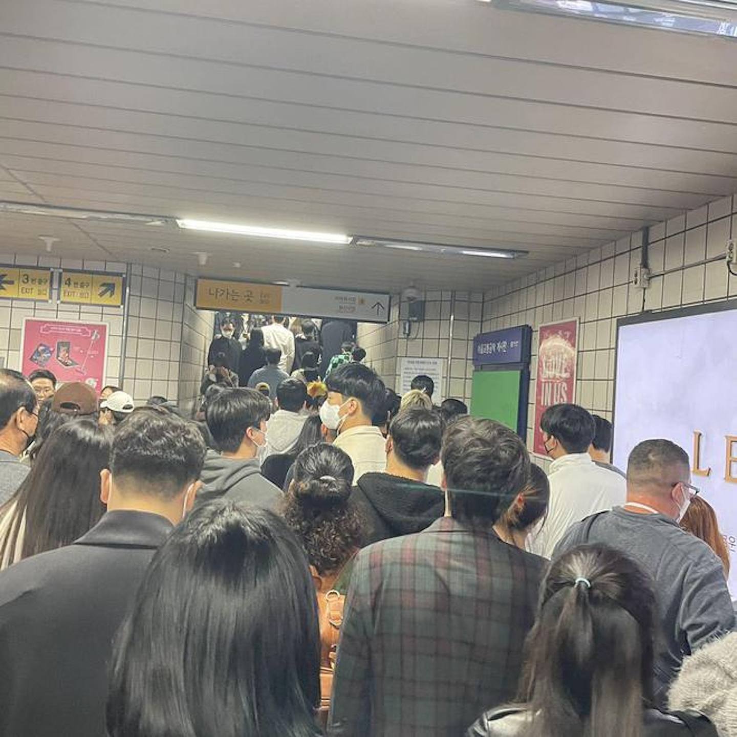 在韩留学生提供的一张地铁出口站照片显示，一个大约2米多宽的出口挤满了人。 （《潇湘晨报》）