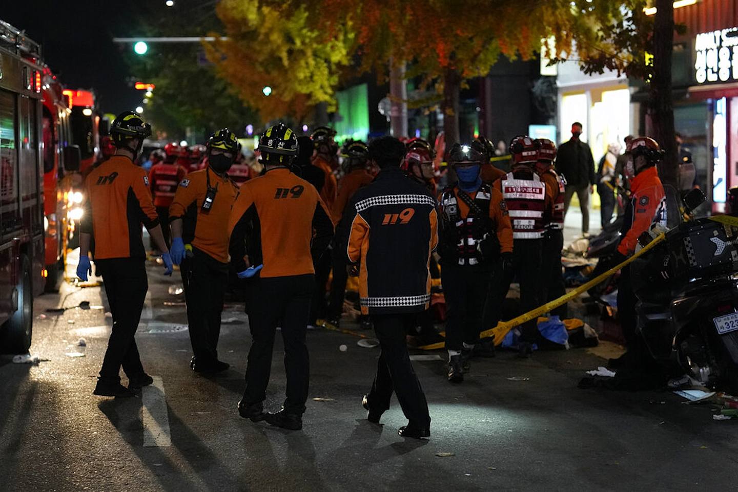 韩国梨泰院人踩人：图为2022年10月29日惨剧发生后，30日凌晨大批救援人员和消防员在意外现场救人。 有韩媒报道称，由于现场路窄，影响救援进度。 （AP）