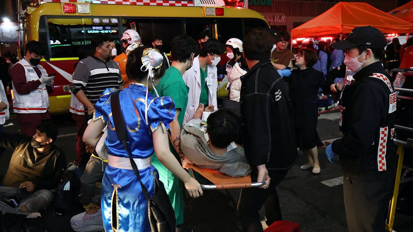 韩国发生踩踏事件，中国留学生：有“疯子”故意推人，人群里曾有打斗（组图） - 1