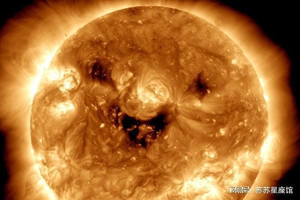 太阳罕见“微笑”，或预示太阳风暴向地球袭来（图） - 1