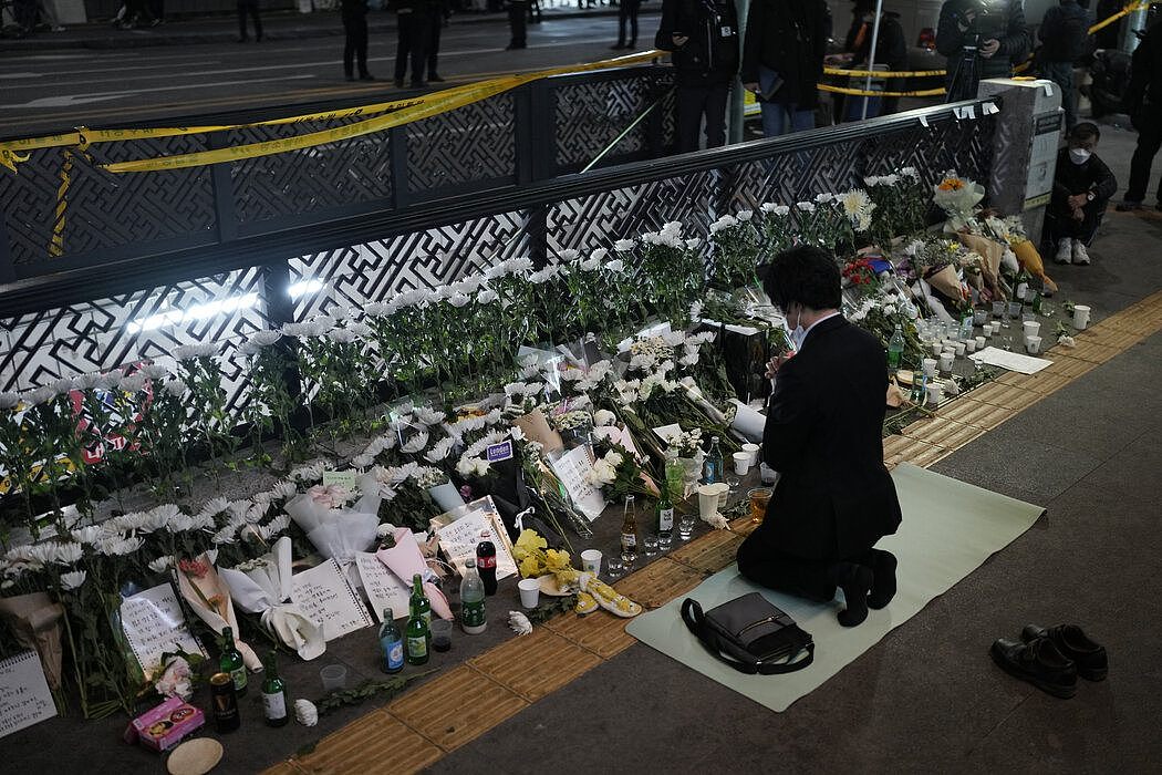 周日，韩国首都首尔梨泰院区为踩踏事件中的遇难者设立了临时纪念场所。