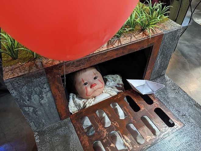 香港年轻夫妻引争议：把婴儿扮成血腥死灵，无防护参加万圣节狂欢（组图） - 3