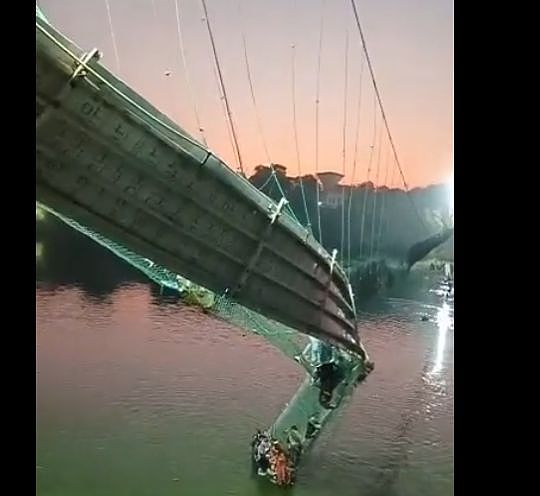 印度吊桥坍塌已致超百人遇难：开放未获许可 多人曾在桥上蹦跳（组图） - 2