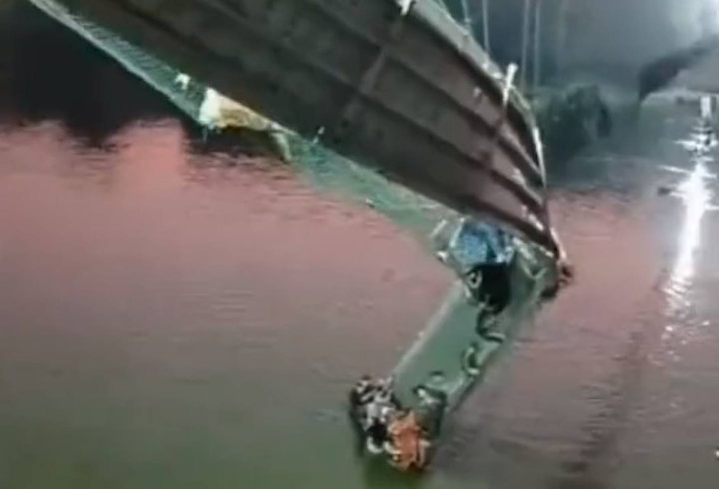 印度塌桥！出事前影片揭青年桥上滋事“狂摇猛踹”，竟无人制止（视频/组图） - 2