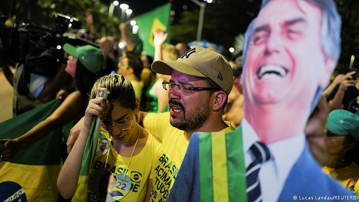 2022年10月30日，巴西总统博索纳罗的支持者在里约热内卢得知选举结果后的反应。