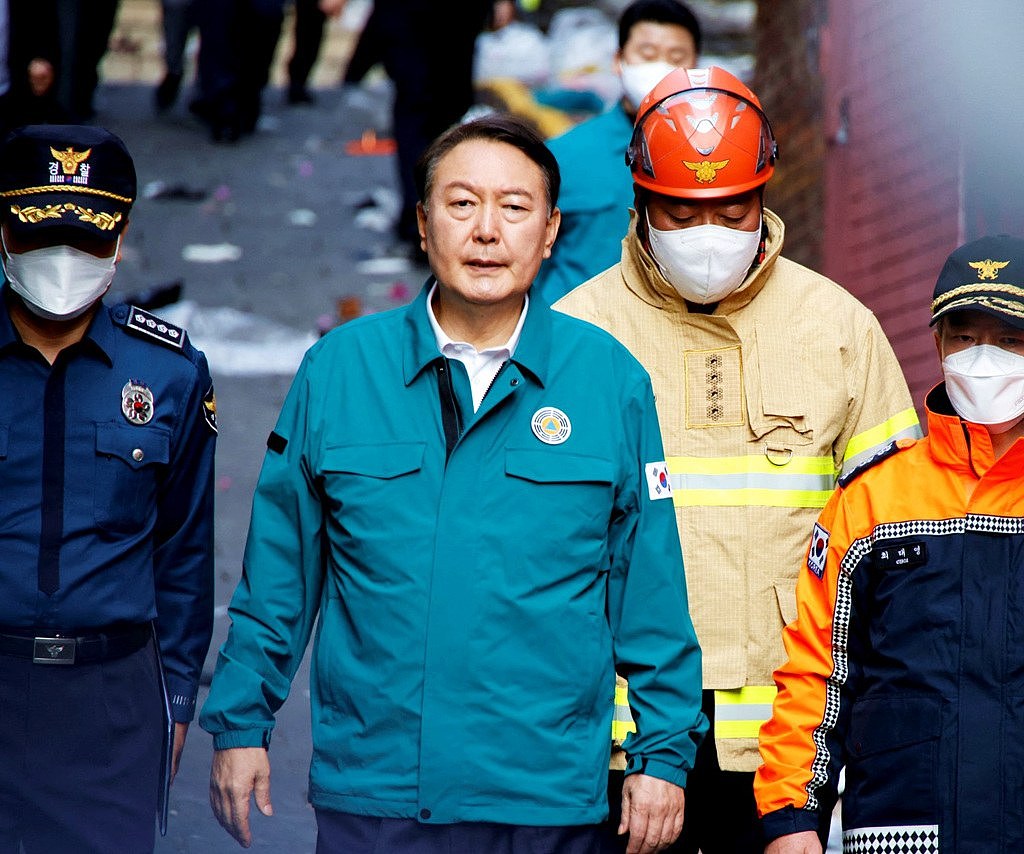 南韩首尔梨泰院踩踏意外酿成逾300人死伤，南韩总统尹锡悦30日赴现场勘灾时反问：「这么多人死在这里？」（图／路透社）