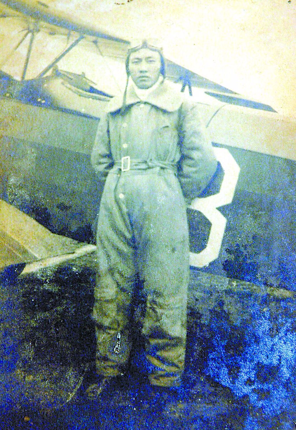 抗戰時期擔任空軍飛行員的金英，站挺身子與飛機合照，這張是他引以為傲的老照片。（金英提供）