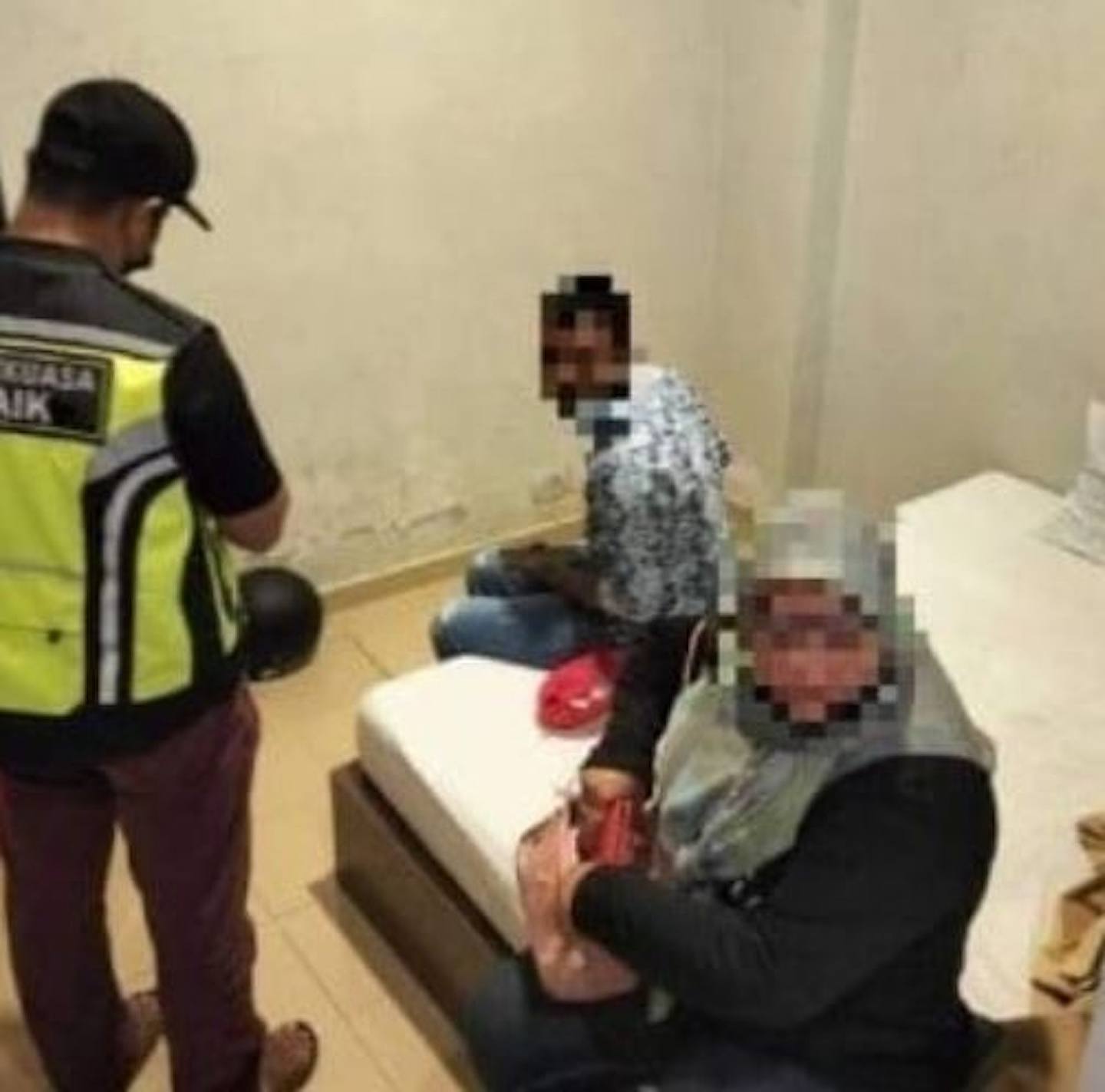 馬來西亞2名人妻分別向丈夫謊稱外出考車牌（駕駛執照），卻原來是與外勞姦夫開房，結果遭執法人員撞破。（中國報）