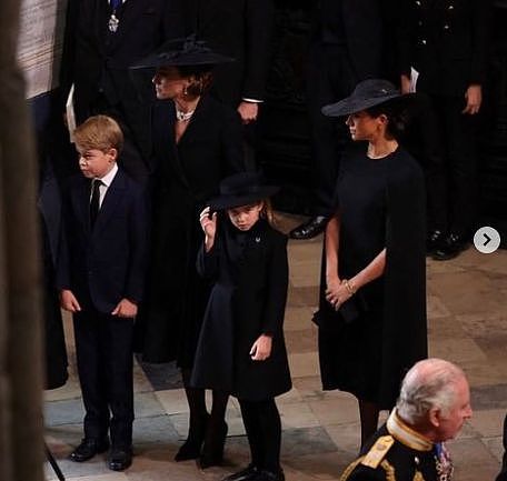 夏洛特小公主在女王葬礼上“举止不当”，凯特王妃被卡米拉责骂（组图） - 2