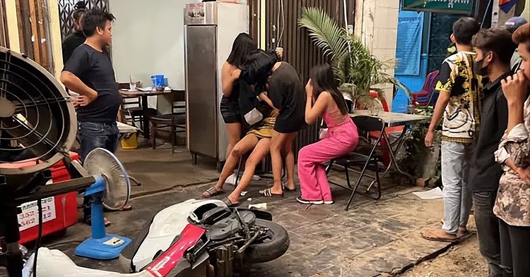柬埔寨金边3名美女无故遭追砍，慌乱中撞进中国烧烤店（组图） - 2