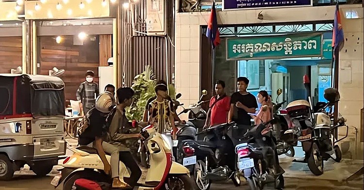 柬埔寨金边3名美女无故遭追砍，慌乱中撞进中国烧烤店（组图） - 3