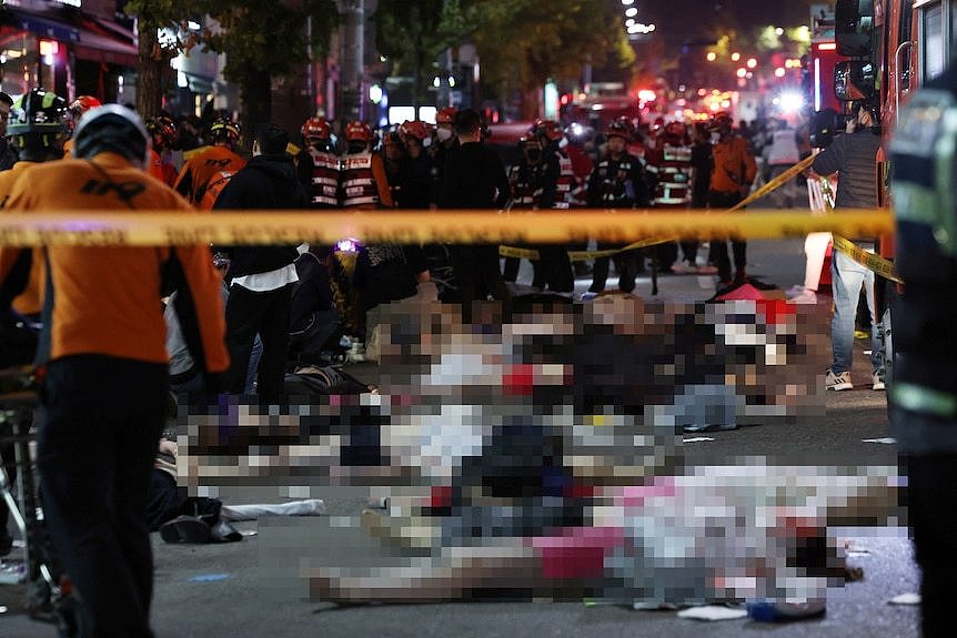 目前，已知有153人在上周六发生的首尔踩踏事件中丧生。
