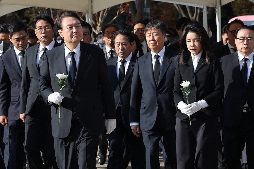 韩国总统尹锡悦携阁僚到梨泰院悼念逝者。